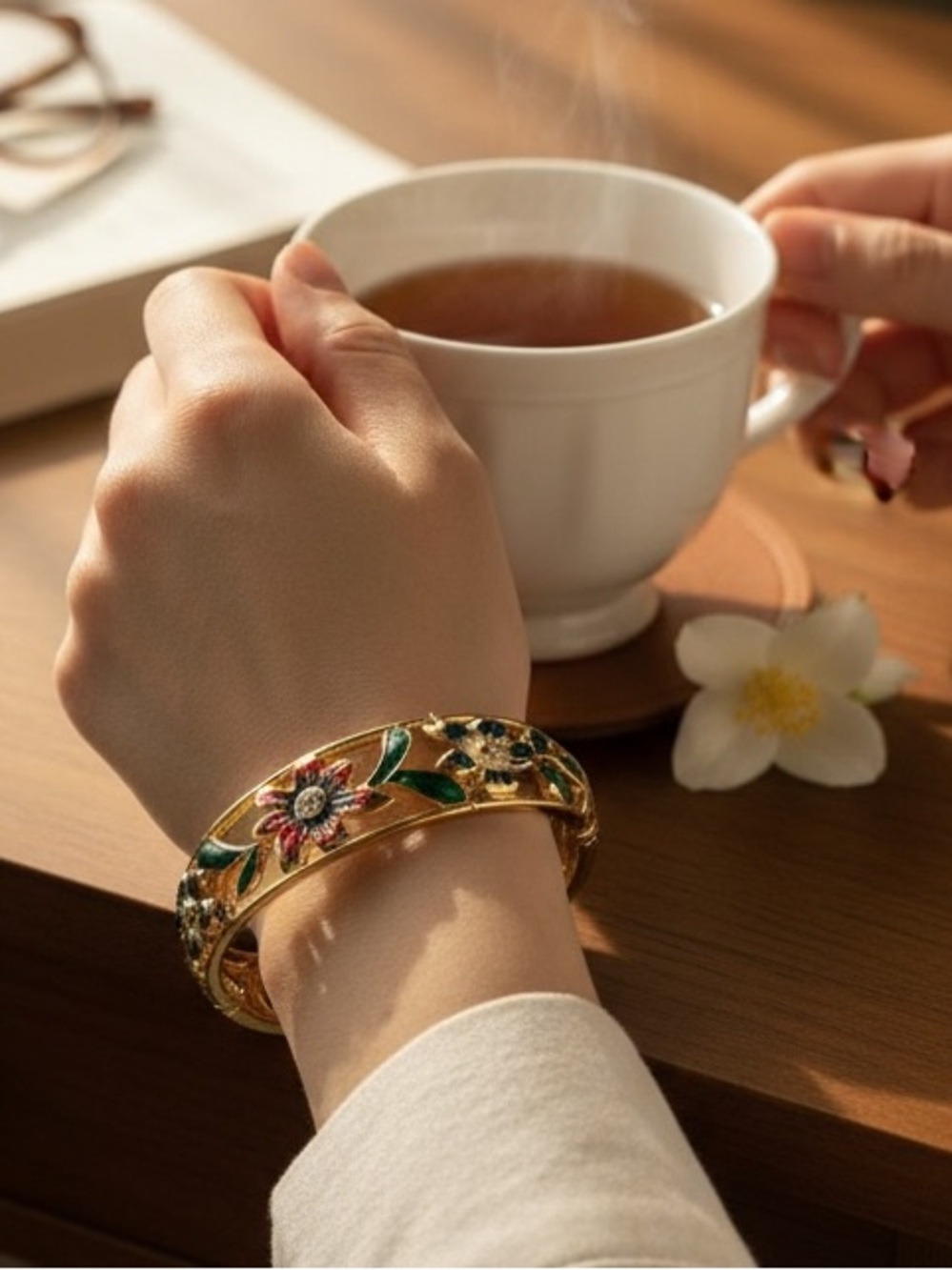 Vintage Multicolor Floral Cloisonné Enamel Hinged Bangle Gold Tone Bracelet - Picture 3 of 7